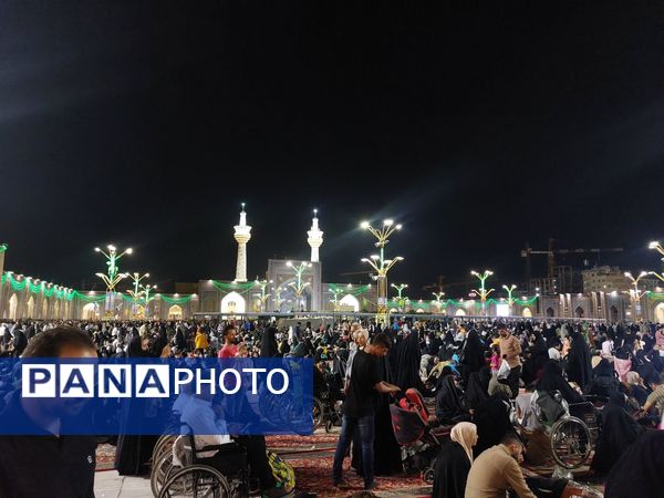 شکوه و سرور در بارگاه منور رضوی در شب ولادت پیامبر اعظم(ص)