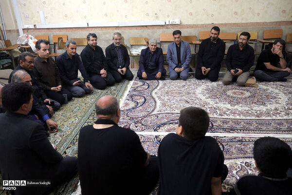بازدید رئیس دانشگاه فرهنگیان از موکب‌های پذیرای زائرین مراسم امام شهید در این دانشگاه