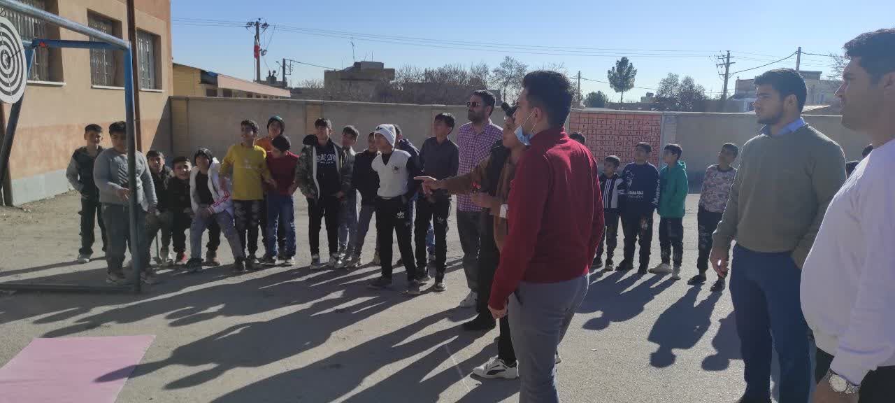برگزاری مسابقات دارت در دبستان شهید فاتحی خانلق شهرستان شیروان